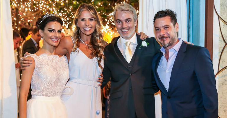 Adriane Galisteu e Alexandre Iódice abençoam união de Bianca Sayão e Marco Scabia