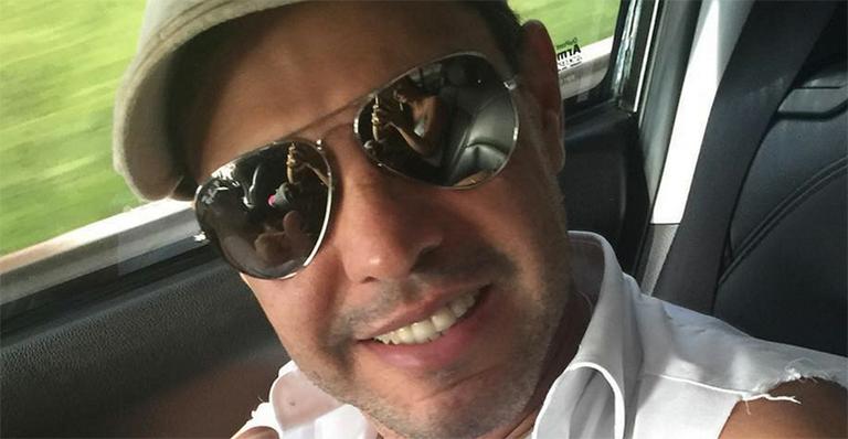 Zezé Di Camargo relembra passado e publica foto da casa em que nasceu