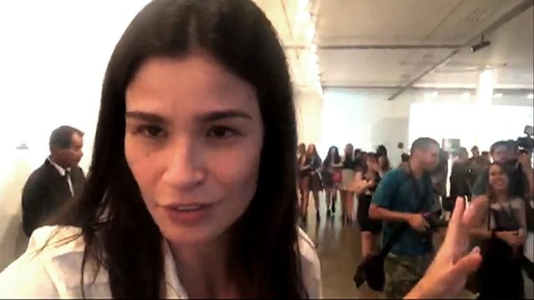 VLOG de CARAS: Carol Ribeiro chega ao SPFW