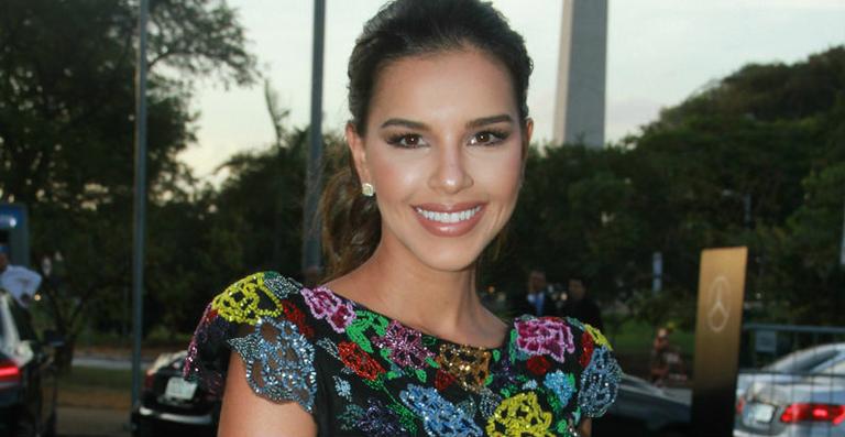 Mariana Rios e vips circulam no 1º dia do SPFW