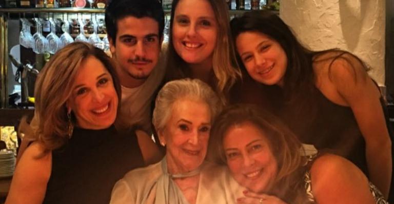 Claudia Raia celebra 93 anos da mãe em jantar com Enzo e Sophia