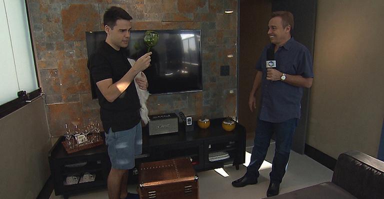 Em alta na Record, Luiz Bacci mostra sua nova mansão para Gugu Liberato