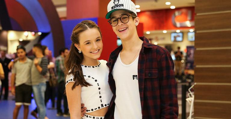 Larissa Manoela curte pré-estreia em cinema de SP