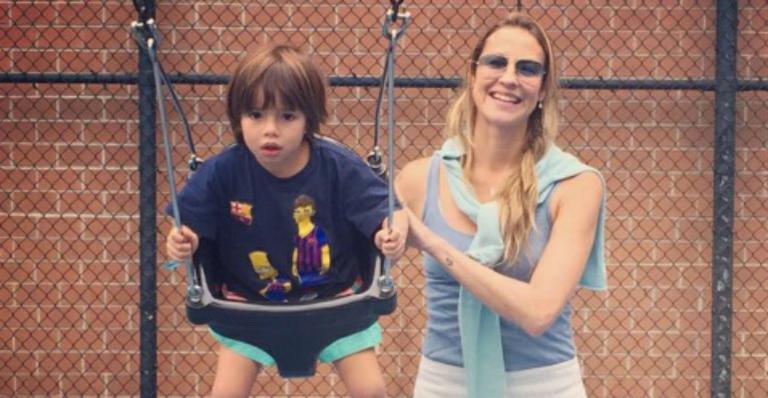 Luana Piovani se diverte com o filho mais velho na banheira: “Amor de mãe”