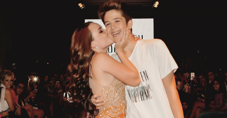 Larissa Manoela desfila em lançamento especial
