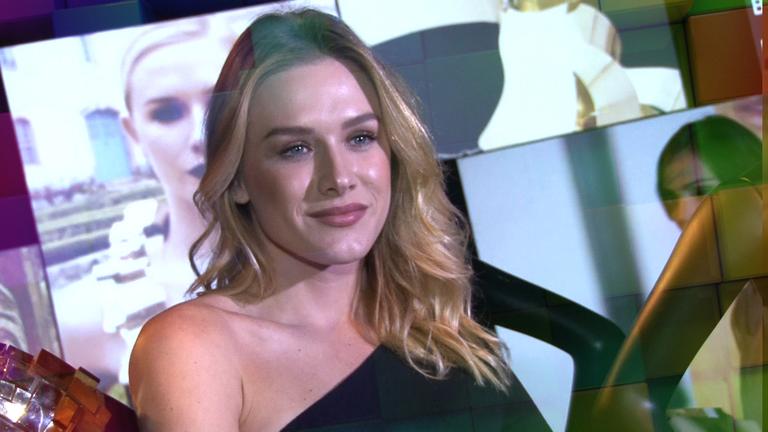 Com cinto de ouro, Fiorella Mattheis rouba a cena no SPFW