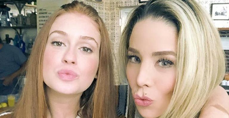 Danielle Winits posa com Marina Ruy Barbosa nos bastidores de ‘Totalmente Demais’