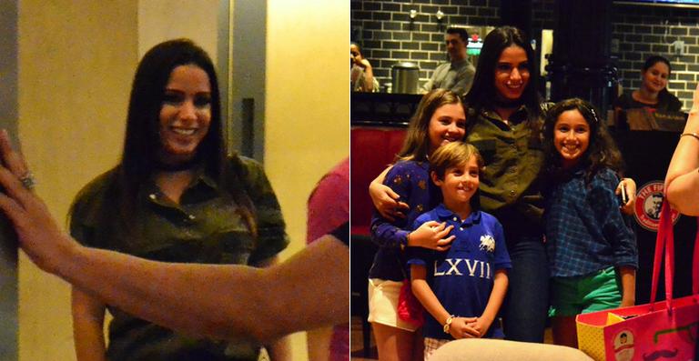 Anitta aproveita noite em shopping no Rio de Janeiro