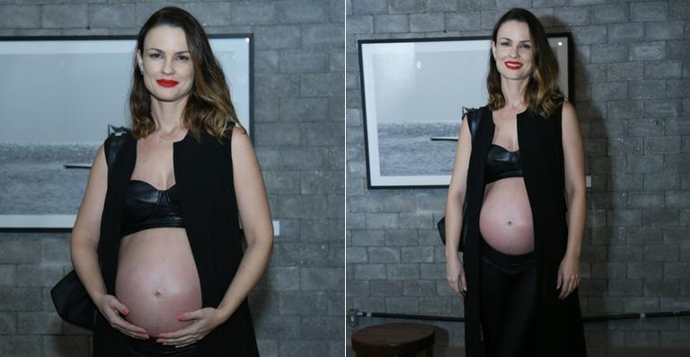 Grávida pela 2ª vez, Carolina Kasting surge com a barriga à mostra em evento