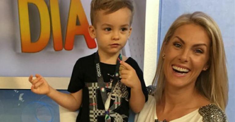 Filho de Ana Hickmann surge com estiloso roupão ao acordar