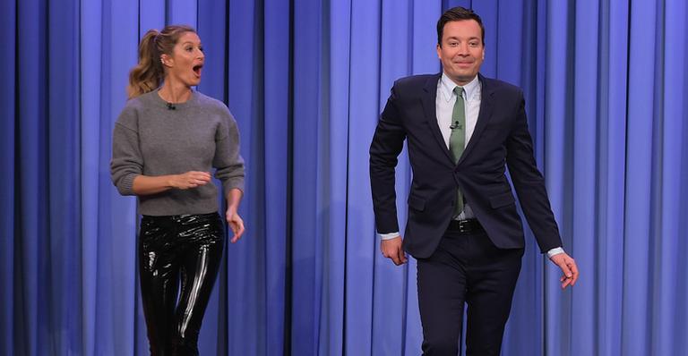 Gisele Bündchen ensina Jimmy Fallon a desfilar