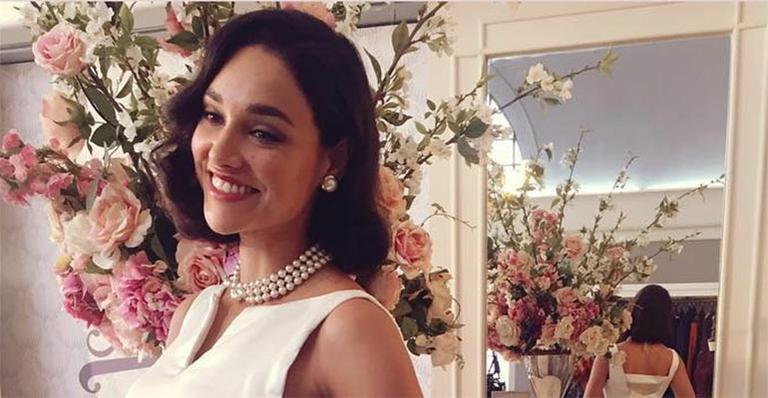 Débora Nascimento aparece com vestido de noiva ousado para seu casamento em ‘Êta Mundo Bom!’