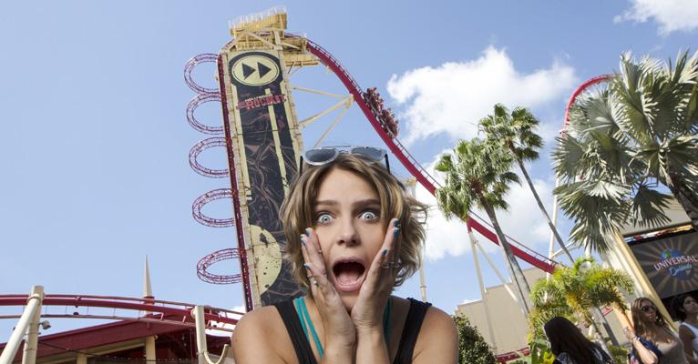 Isabella Santoni se diverte nos parques de Orlando ao lado da família