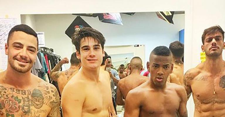 Elenco de ‘Malhação’ compara tanquinhos nos bastidores da rotina fitness