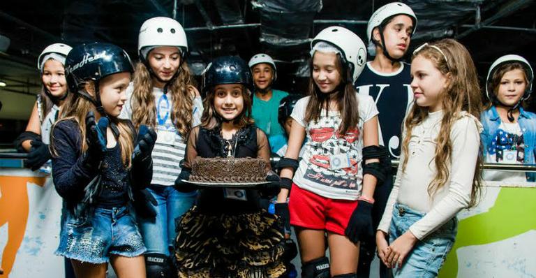 Atriz mirim Myrella Victória comemora aniversário em pista de patinação no Rio