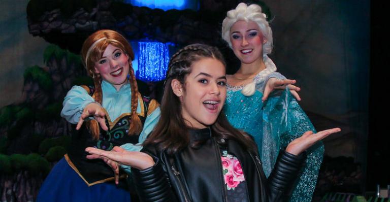 Em São Paulo, Maisa Silva prestigia espetáculo de patinação da Disney