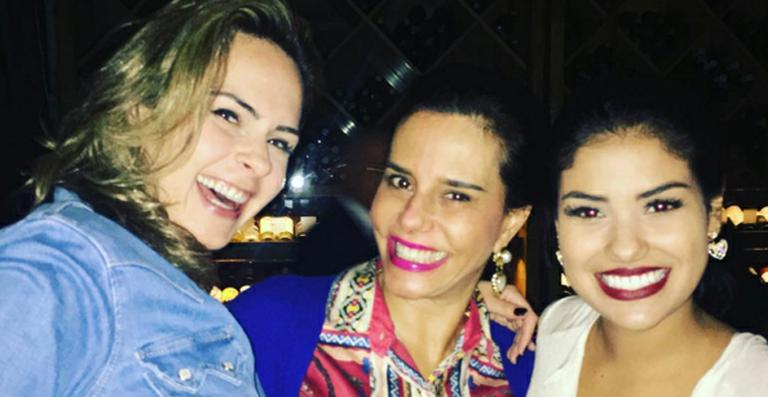 Ana Paula e Munik se reencontram em jantar com Narcisa Tamborindeguy