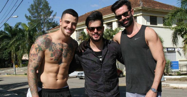 Felipe Titto e Guilherme Acrizio estrelam clipe sertanejo
