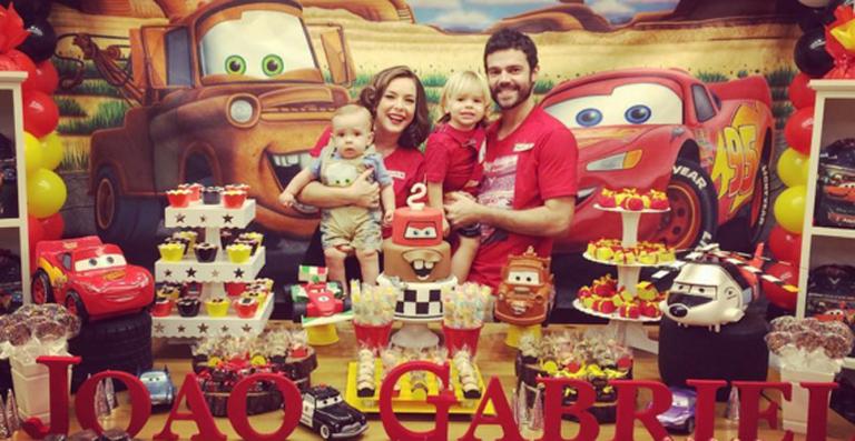 Regiane Alves comemora os dois anos de seu filho João Gabriel