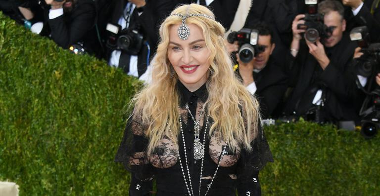 Madonna veste seu cachorro de Minion no Halloween