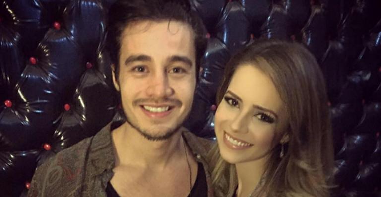 Tiago Iorc mostra “a melhor foto” dos bastidores de clipe com Sandy