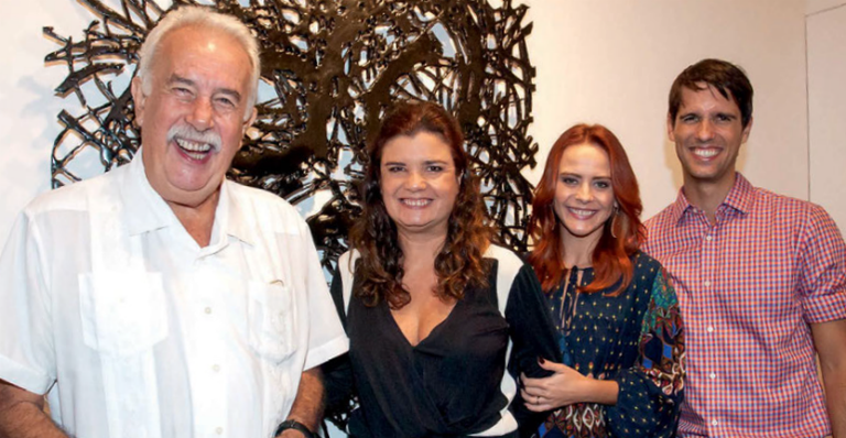 Juliana Silveira prestigia exposição do sogro, Carlos Vergara