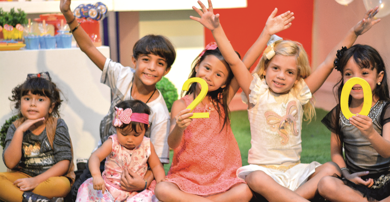 Nathalia Costa em dia animado entre amigos