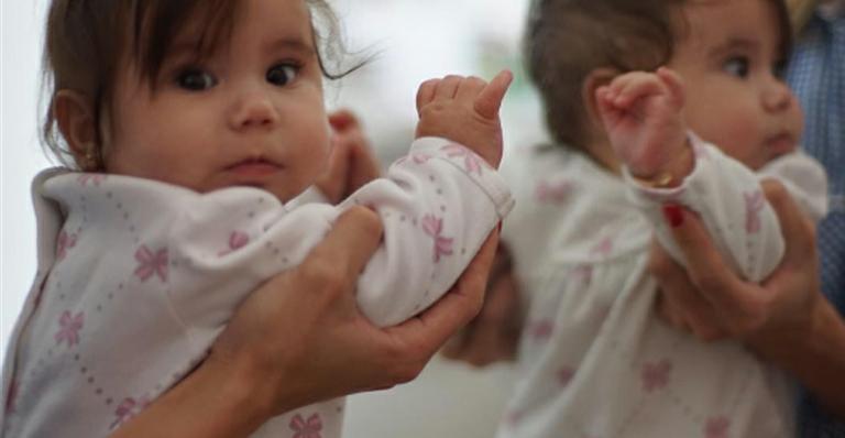 Deborah Secco comemora os cinco meses de Maria Flor
