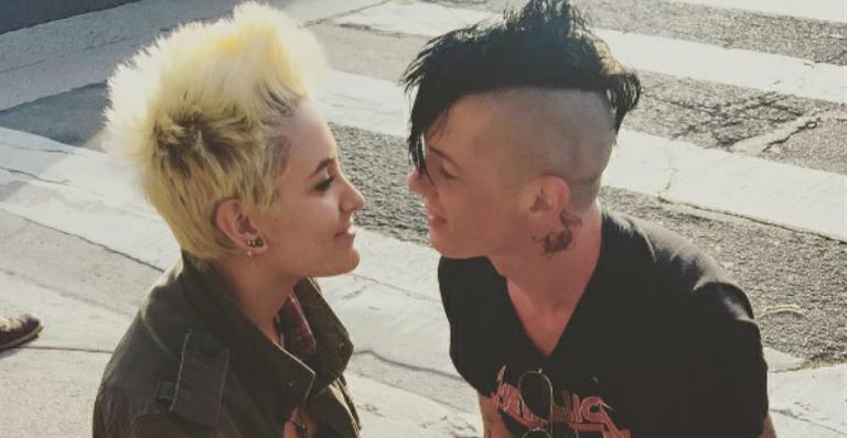 Paris Jackson faz tatuagem em homenagem ao namorado