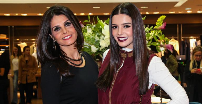 Giovanna Lancellotti posa com a mãe em loja e semelhança impressiona