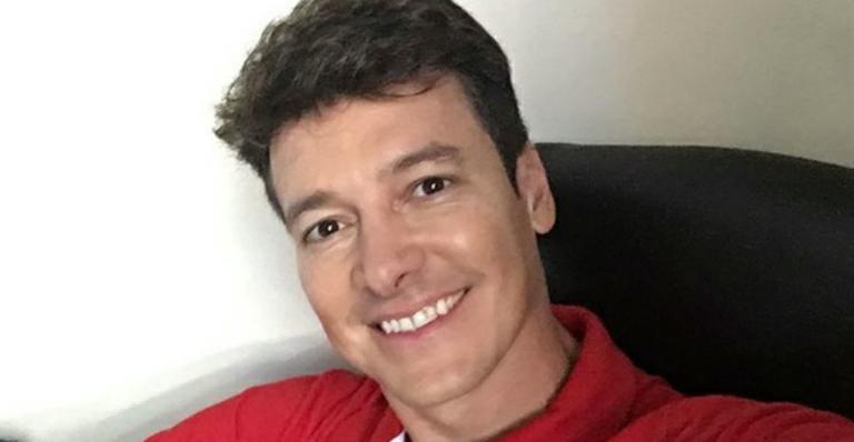 Rodrigo Faro posa sem camisa em frente ao espelho e brinca: “Sensualidade sempre”