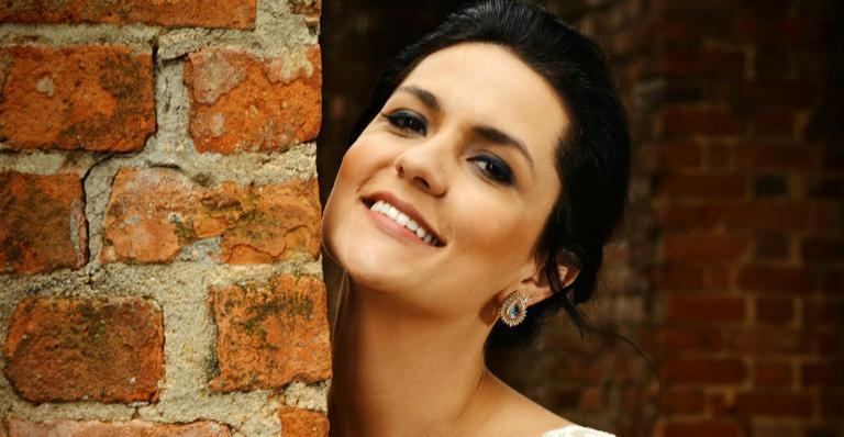 Atriz Paula Barbosa apresenta seu primeiro disco com show em SP