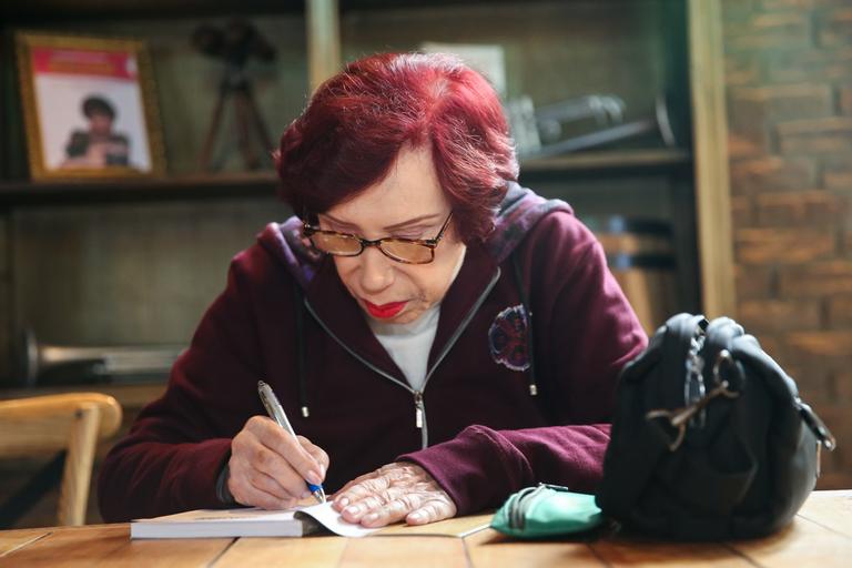 Berta Loran lança seu livro biográfico em SP