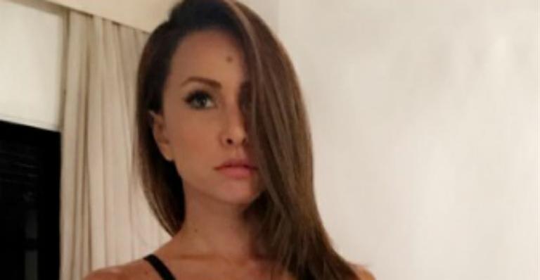 Sabrina Sato faz selfie em quarto e deixa peça íntima à mostra na cama