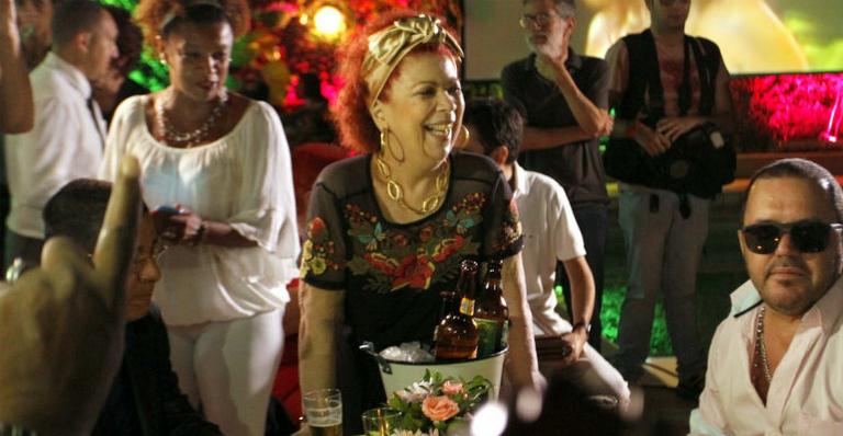 Beth Carvalho comemora aniversário de 70 anos ao lado dos amigos