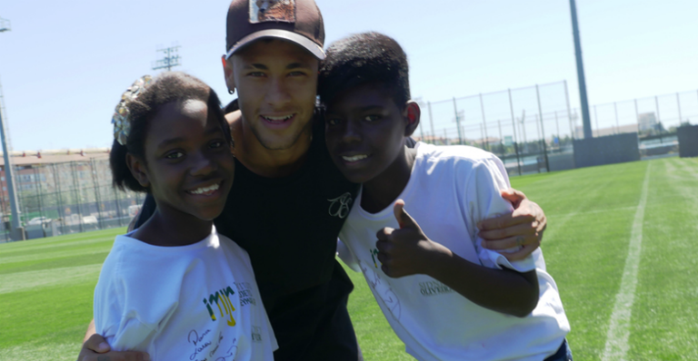 Alunos do Instituto conhecem Neymar em viagem à Barcelona