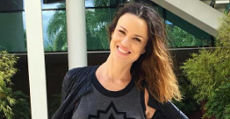 Carolina Kasting posa com o filho na piscina