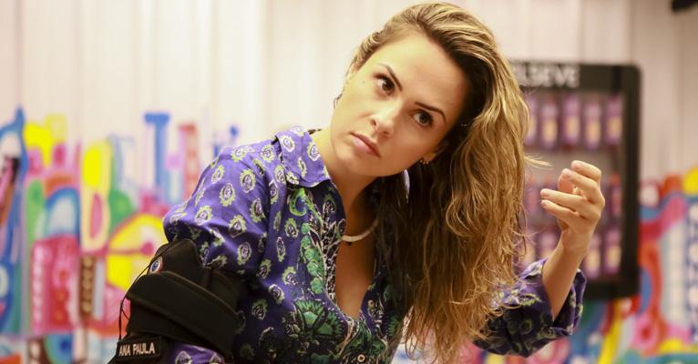 Ana Paula Renault usa vestido curtinho e make poderoso em festa em Brasília