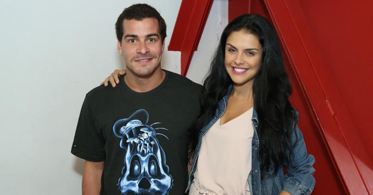 Ao lado de amigos, Paloma Bernardi prestigia show do namorado, Thiago Martins