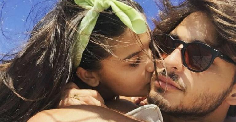 Giulia Costa posa dando beijo no namorado, Brenno Leone: “Muito amor”