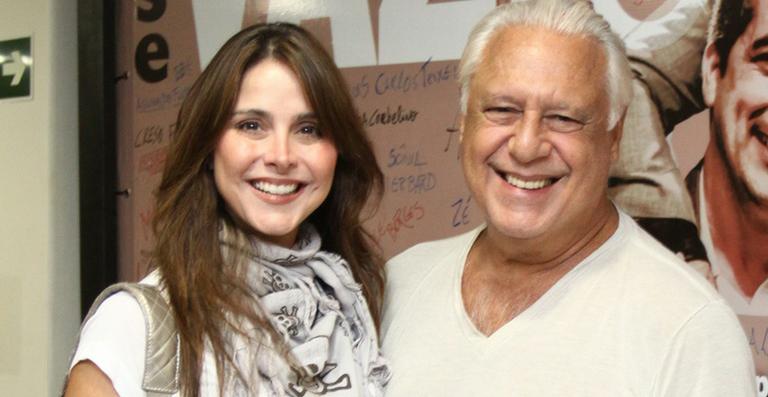 Antônio Fagundes vai ao teatro com a namorada, Alexandra Martins