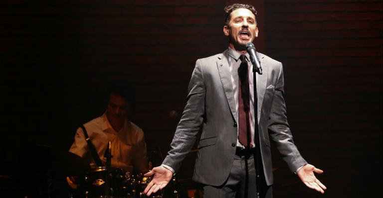 Tuca Andrada volta a interpretar o cantor Orlando Silva no teatro
