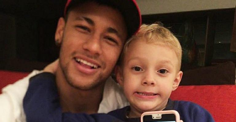 Neymar e o filho, Davi Lucca, se divertem fazendo caretas