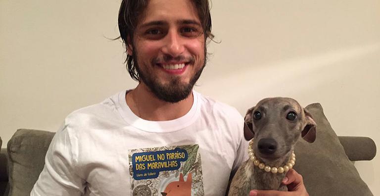 Daniel Rocha e sua cachorrinha Olga participam de campanha para ajudar ONG