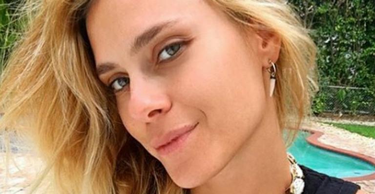 Carolina Dieckmann exibe barriga sequinha na piscina