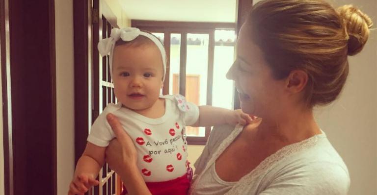 Luana Piovani mostra a filha com body cheio de ‘beijinhos da vovó’