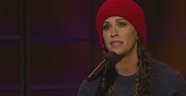 Mais de 20 anos depois, cantora Alanis Morissette atualiza o hit ‘Ironic’
