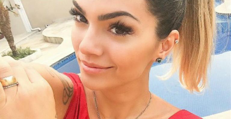 Kelly Key posa com a barriguinha sarada de fora e brinca: “Projeto Baba Baby”