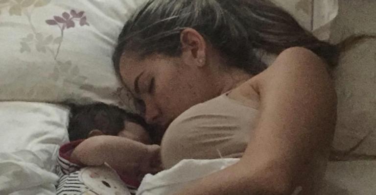 Rodrigão mostra Adriana Sant’Anna dormindo e brinca: “Te amo até de sutiã bege”