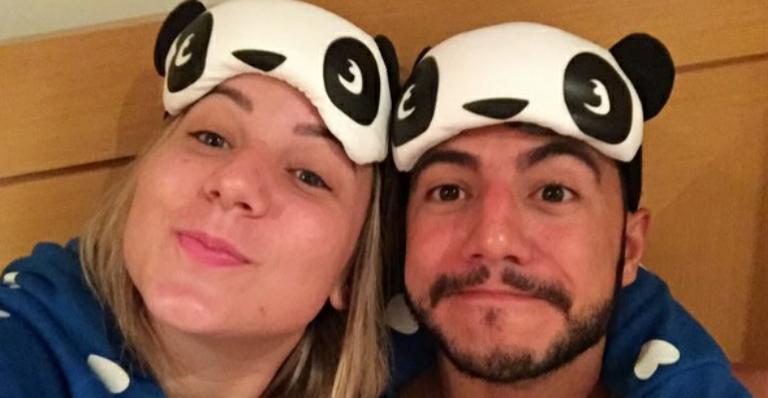 Matheus e Cacau posam juntinhos na cama com touca de panda